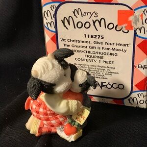 Mary Moo Moos, At Christmoos give your heart